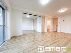 ~余裕の空間が広がるLDK~
・15.5帖あるLDKはご家族団らんのお時間を余裕の広さで演出してくれます。
・ご内覧の際は家具の配置などもイメージしながらご覧くださいませ。