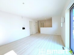 ~穏やかな陽の入るLDK~
・大きな窓のあるLDKは陽当りも良好で明るい空間となっております。
・ご家族団らんなど過ごす時間の多いLDKが明るいのは嬉しいポイントですね。