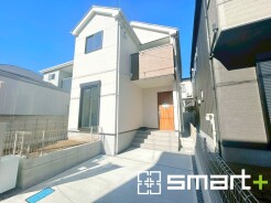 ~明るさを感じる外観~
・外壁は2トーンカラーを採用し、デザイン性に優れた見た目となっております。
・帰宅した際にホッと感じるような飽きのこない外観。ぜひ現地でご確認くださいませ。