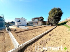 ~ベタ基礎でしっかりとした土台~
・コンクリートの中に鉄筋を配し強度を高めた「ベタ基礎」を採用。
・しっかりとした土台を造ったうえで、その上に建物が築造されていきます。