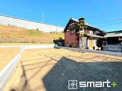 ~ベタ基礎でしっかりとした土台~
・コンクリートの中に鉄筋を配し強度を高めた「ベタ基礎」を採用。
・しっかりとした土台を造ったうえで、その上に建物が築造されていきます。