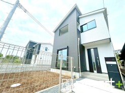 ~スタイリッシュな外観~
・外壁はシックな色彩でデザイン性に優れた見た目となっております。
・ホワイトに重厚感のある濃い目のカラーの指し色を入れることによって、オシャレな外観に。