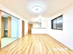 ~ナチュラルな色彩のLDK~
・自然な風合いの色味で纏められたLDKは家具のコーディネートもしやすくなっております。
・どんなインテリアにするか、考えるだけでも楽しくなりますね。