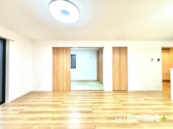 ~家族団らんにピッタリの広々リビング~
・自然の光が降り注ぐ明るいLDKは家族団らんにピッタリ。
・隣接の和室を続き間として利用すれば22帖の広々空間になります。