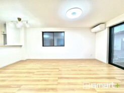 ~穏やかな陽の入るLDK~
・大きな窓のあるLDKは陽当りも良好で明るい空間となっております。
・ご家族団らんなど過ごす時間の多いLDKが明るいのは嬉しいポイントですね。