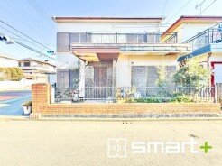 ~閑静な住宅街の立地~
・周辺は閑静な住宅街となっておりますので、静かな暮らしをご実現いただけます。
・前面道路の交通量も多くないので、小さなお子様がいるご家庭でもご安心ですね。
