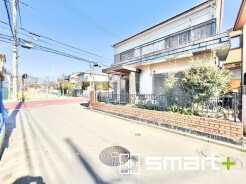 ~十分な広さのある前面道路~
・前面道路は約5mございますので、お車でのすれ違いも楽々で余計なストレスがかかりません。
・日々お車での移動が多い方には大切なポイントですね。