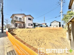 ~閑静な住宅街の立地~
・周辺は閑静な住宅街となっておりますので、静かな暮らしをご実現いただけます。
・前面道路の交通量も多くないので、小さなお子様がいるご家庭でもご安心ですね。
