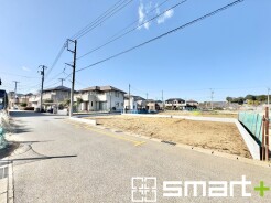 ~十分な広さのある前面道路~
・前面道路は約5mございますので、お車でのすれ違いも楽々で余計なストレスがかかりません。
・日々お車での移動が多い方には大切なポイントですね。
(1号地)