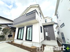 ~スタイリッシュな外観~
・重厚感のあるグレーと清潔感のあるホワイトの組み合わせで、洗練されたクールな雰囲気に。
・2色のコントラストがオシャレでスタイリッシュな外観に見せてくれますね。
(A号棟)
