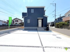 ~モダンな印象を与える外観~
・シックな色彩の2トーンカラーを採用する事でモダンでお洒落な印象の外観となっております。
・毎日家に帰ってくることが誇らしくなる高級感のある仕様。