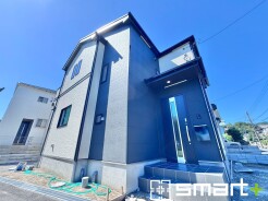 ~シックな色彩の外観を採用~
・外壁に濃い色を採用する事でモダンな印象のシックな外観となっております。
・高級感も出るので毎日家に帰るのが誇らしくなります。ぜひ現地でご確認くださいませ。