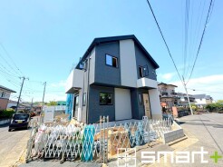~スタイリッシュな外観~
・ホワイトに重厚感のある濃い目のカラーの指し色を入れることによって、スタイリッシュでオシャレな外観に。
・2色のコントラストが美しく落ち着きのあるデザインが魅力。