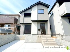 ~明るさを感じる外観~
・外壁は2トーンカラーを採用し、デザイン性に優れた見た目となっております。
・帰宅した際にホッと感じるような飽きのこない外観。ぜひ現地でご確認くださいませ。(1号棟)
