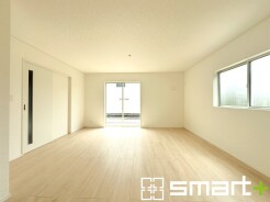 ~穏やかな陽の入るLDK~
・大きな窓のあるLDKは陽当りも良好で明るい空間となっております。
・ご家族団らんなど過ごす時間の多いLDKが明るいのは嬉しいポイントですね。
(1号棟)