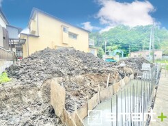 ~ベタ基礎でしっかりとした土台~
・コンクリートの中に鉄筋を配し強度を高めた「ベタ基礎」を採用。
・しっかりとした土台を造ったうえで、その上に建物が築造されていきます。