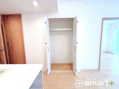 ~リビング収納のあるプラン~
・意外と少ないリビング収納をしっかりとご用意。
・掃除機や買い溜めしたティッシュ、トイレットペーパーなど様々なものが収納可能です。