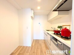 ~リビングを有効活用~
・キッチンは対面式ではなく壁側にございますので、お部屋の中の空間を有効活用できます。
・現地ではぜひ家具の配置などもイメージしながらご見学くださいませ。