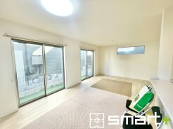 ~余裕の空間が広がるLDK~
・19.2帖あるLDKはご家族団らんのお時間を余裕の広さで演出してくれます。
・ご内覧の際は家具の配置などもイメージしながらご覧くださいませ。