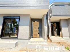 ~明るさを感じる外観~
・外壁は2トーンカラーを採用し、デザイン性に優れた見た目となっております。
・帰宅した際にホッと感じるような飽きのこない外観。ぜひ現地でご確認くださいませ。