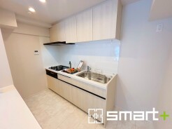 ~使い勝手の良いシステムキッチン~
・料理がしやすい設計のキッチンでお料理もはかどりますね。
・もちろんキッチン下部は収納になっておりますので、フライパンなども収納可能です。
