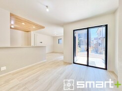 ~穏やかな陽の入るLDK~
・大きな窓のあるLDKは陽当りも良好で明るい空間となっております。
・ご家族団らんなど過ごす時間の多いLDKが明るいのは嬉しいポイントですね。