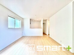 ~ナチュラルな色彩のLDK~
・自然な風合いの色味で纏められたLDKは家具のコーディネートもしやすくなっております。
・どんなインテリアにするか、考えるだけでも楽しくなりますね。