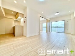 ~窓からはたっぷりの陽光~
・穏やかな陽だまりに包まれる居心地の良いLDKは、ご家族が自然と集まる憩いのスペースに。
・柔らかみのあるナチュラルカラーで、家具やカーテンの色も選びやすいですね。