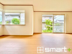 ~余裕の空間が広がるLDK~
・18.7帖あるLDKはご家族団らんのお時間を余裕の広さで演出してくれます。
・ご内覧の際は家具の配置などもイメージしながらご覧くださいませ。