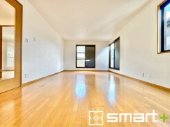 ~余裕の空間が広がるLDK~
・18帖あるLDKはご家族団らんのお時間を余裕の広さで演出してくれます。
・ご内覧の際は家具の配置などもイメージしながらご覧くださいませ。