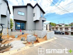 ~ベタ基礎でしっかりとした土台~
・コンクリートの中に鉄筋を配し強度を高めた「ベタ基礎」を採用。
・しっかりとした土台を造ったうえで、その上に建物が築造されていきます。