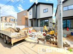 ~ベタ基礎でしっかりとした土台~
・コンクリートの中に鉄筋を配し強度を高めた「ベタ基礎」を採用。
・しっかりとした土台を造ったうえで、その上に建物が築造されていきます。