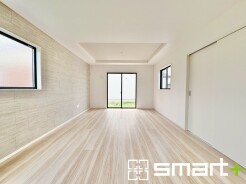 ~余裕の空間が広がるLDK~
・17帖あるLDKはご家族団らんのお時間を余裕の広さで演出してくれます。
・ご内覧の際は家具の配置などもイメージしながらご覧くださいませ。