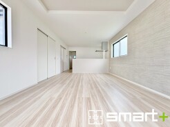~穏やかな陽の入るLDK~
・大きな窓のあるLDKは陽当りも良好で明るい空間となっております。
・ご家族団らんなど過ごす時間の多いLDKが明るいのは嬉しいポイントですね。