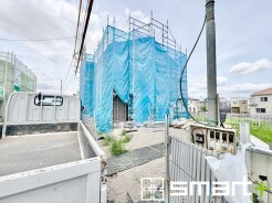 ~ベタ基礎でしっかりとした土台~
・コンクリートの中に鉄筋を配し強度を高めた「ベタ基礎」を採用。
・しっかりとした土台を造ったうえで、その上に建物が築造されていきます。
(1号棟)