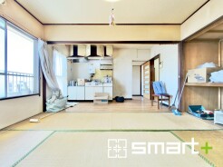 ~日当たり良好の和室~
・キッチン横の続き間として開放的な空間になる和室。
・居間としてはもちろん、寝室やお子様のプレイルームなど、用途様々にお使いいただけます。