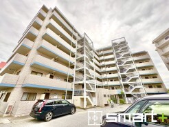 ~堂々とした大型のマンション~
・総戸数の多い大型のマンションですので、外観の迫力もあり誇りに思えるようなお住まいとなっております。
・ぜひ現地でご体感くださいませ。