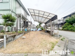 ~駐車場は2台分ご用意~
・駐車場は2台分ございますので、車通勤の方や複数台お持ちの方にもお勧めのお住まいです。
・ゆとりある広さなので物置や駐輪スペースなどにも利用できますね。