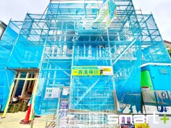 ~ベタ基礎でしっかりとした土台~
・コンクリートの中に鉄筋を配し強度を高めた「ベタ基礎」を採用。
・しっかりとした土台を造ったうえで、その上に建物が築造されていきます。