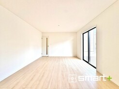 ~余裕の空間が広がるLDK~
・16帖あるLDKはご家族団らんのお時間を余裕の広さで演出してくれます。
・ご内覧の際は家具の配置などもイメージしながらご覧くださいませ。