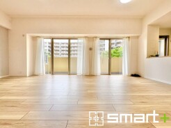 ~窓からはたっぷりの陽光~
・大きな窓から明るい陽光が舞い込みお部屋全体を心地のよい空間に。
・柔らかみのあるナチュラルカラーで、家具やカーテンの色も選びやすいですね。