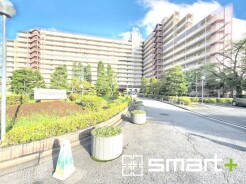 ~堂々とした大型のマンション~
・総戸数の多い大型のマンションですので、外観の迫力もあり誇りに思えるようなお住まいとなっております。
・ぜひ現地でご体感くださいませ。