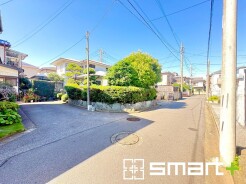 ~開放感ある角地のお住まい~
・2方向が空く事で開放感のある角地に位置しております。
・窮屈な感じが無く、ゆったりと暮らせるこの魅力をぜひ現地でご体感くださいませ。