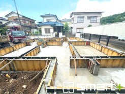 ~ベタ基礎でしっかりとした土台~
・コンクリートの中に鉄筋を配し強度を高めた「ベタ基礎」を採用。
・しっかりとした土台を造ったうえで、その上に建物が築造されていきます。