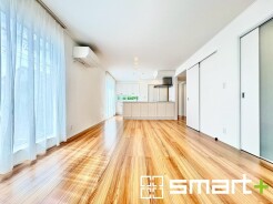 ~穏やかな陽の入るLDK~
・大きな窓のあるLDKは陽当りも良好で明るい空間となっております。
・ご家族団らんなど過ごす時間の多いLDKが明るいのは嬉しいポイントですね。