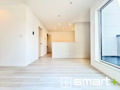 ~日当り良好のLDK~
・穏やかな陽だまりに包まれる居心地の良いLDKは、ご家族が自然と集まる憩いのスペースに。
・柔らかみのあるナチュラルカラーで、家具やカーテンの色も選びやすいです。