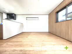 ~家族団らん明るい食卓~
・窓からたっぷりの陽光が差し込む明るいダイニング。ご家族で食卓を囲む素敵なひと時を。
・出来立てのお料理を運ぶのにも、食器の後片付けもラクラクなカウンターキッチン。