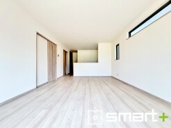 ~窓からはたっぷりの陽光~
・穏やかな陽だまりに包まれる居心地の良いLDKは、ご家族が自然と集まる憩いのスペースに。
・家事をしながらリビング全体が見渡せるカウンターキッチンも魅力。
(A号棟)
