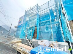 ~ベタ基礎でしっかりとした土台~
・コンクリートの中に鉄筋を配し強度を高めた「ベタ基礎」を採用。
・しっかりとした土台を造ったうえで、その上に建物が築造されていきます。