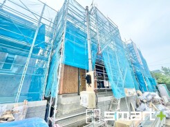 ~ベタ基礎でしっかりとした土台~
・コンクリートの中に鉄筋を配し強度を高めた「ベタ基礎」を採用。
・しっかりとした土台を造ったうえで、その上に建物が築造されていきます。